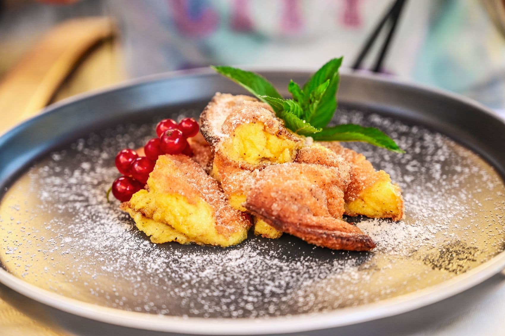 Kaiserschmarrn mit Puderzucker und Johannisbeeren