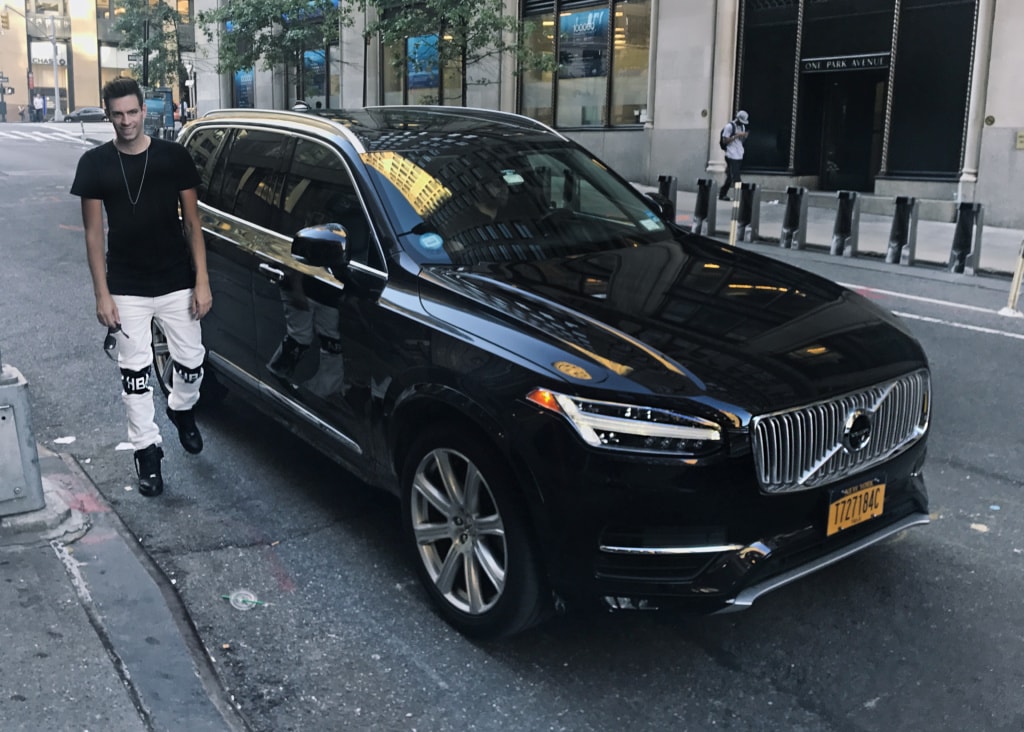 Timo Kohlenberg vor einem Uber-Wagen in New York