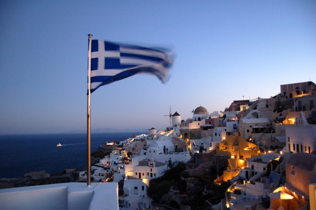 Griechische Flagge wehe im Wind auf den Kykladen