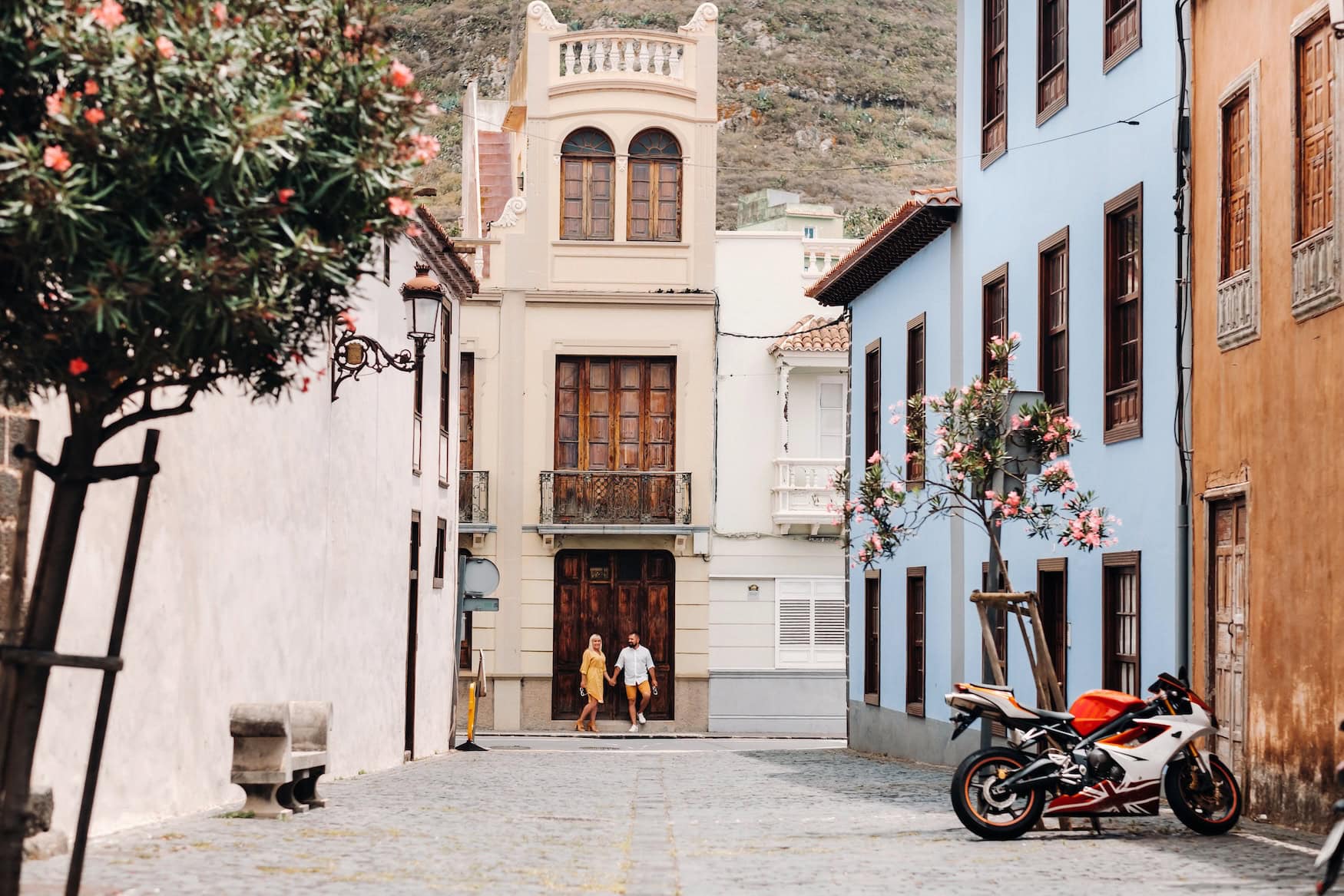 Paar vor einer Kirche in La Laguna auf Teneriffa