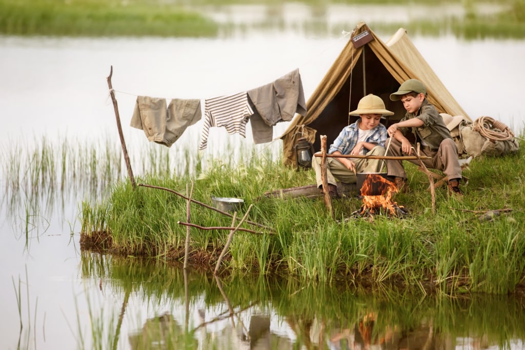 Zwei Jungen beim Camping am See