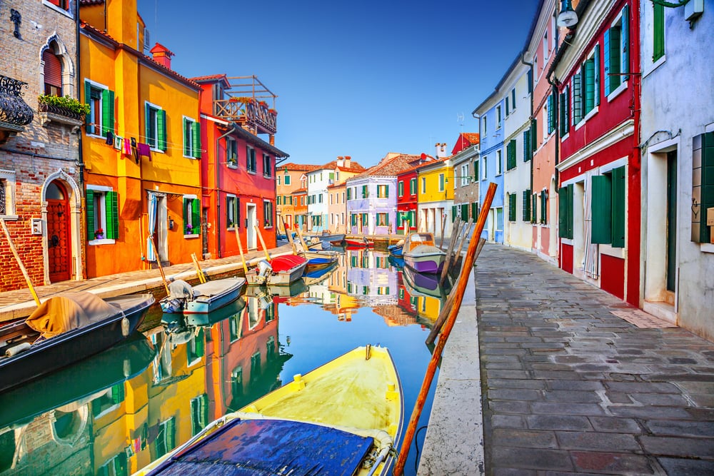 Auf Burano strichen die Fischer ihre Häuser bunt an, um bei Nebel wieder zurückzufinden.