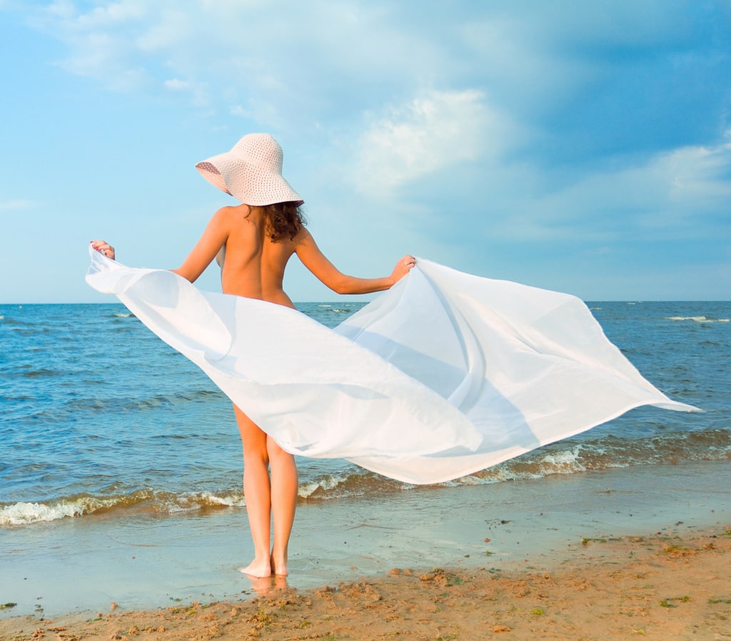 Frau am FKK-Strand