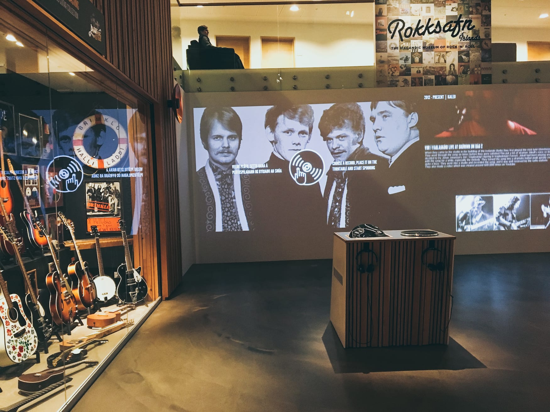 Blick ins Rock and Roll Museum in Keflavik, Island