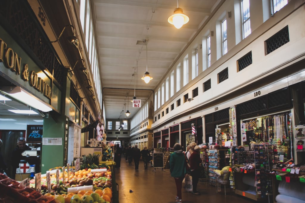 Beim Schlendern durch den Grainger Market entdeckt man frisches Obst, antike Schallplatten und jede Menge weitere Köstlichkeiten