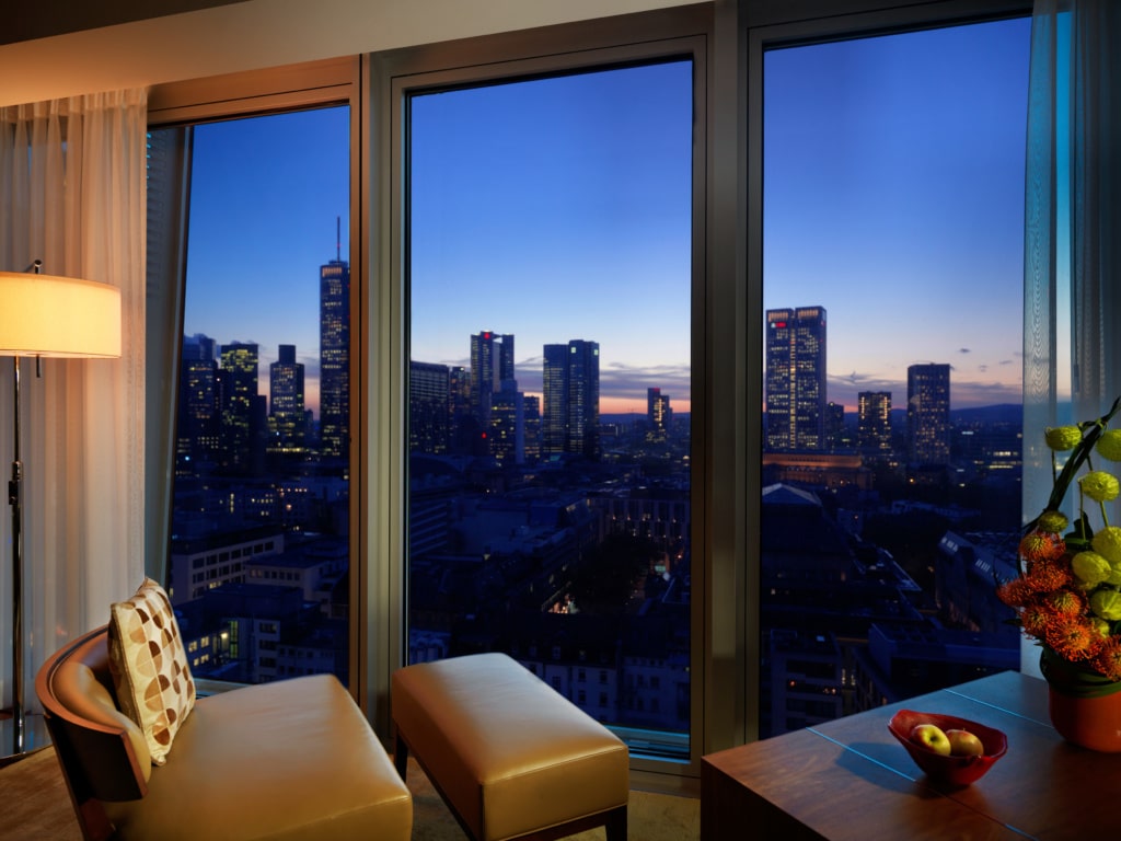 umeirah Frankfurt - Skyline Junior Suite Living Area