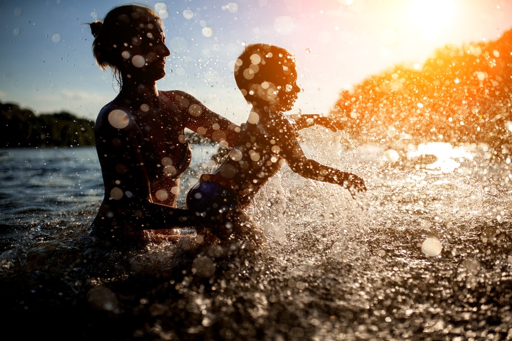 Mutter mit Kind im See