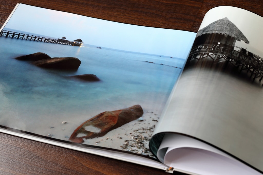 Klar, jeder kennt Fotobücher. Aber kennst du schon das Fotobuch, dass deine Instagram-Fotos direkt in ein schönes Buch verpackt?