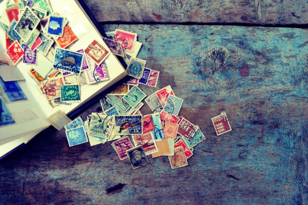 Wie wäre es, die Geburtstagseinladungen mit personalisierten Briefmarken zu versenden?