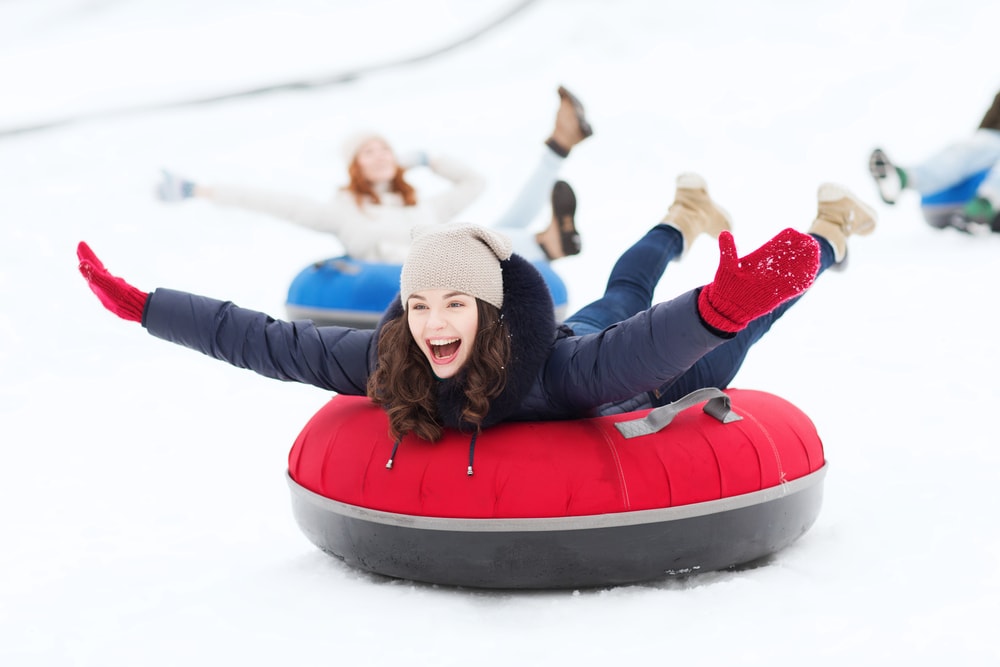 Junges Mädchen beim Snow-Tubing