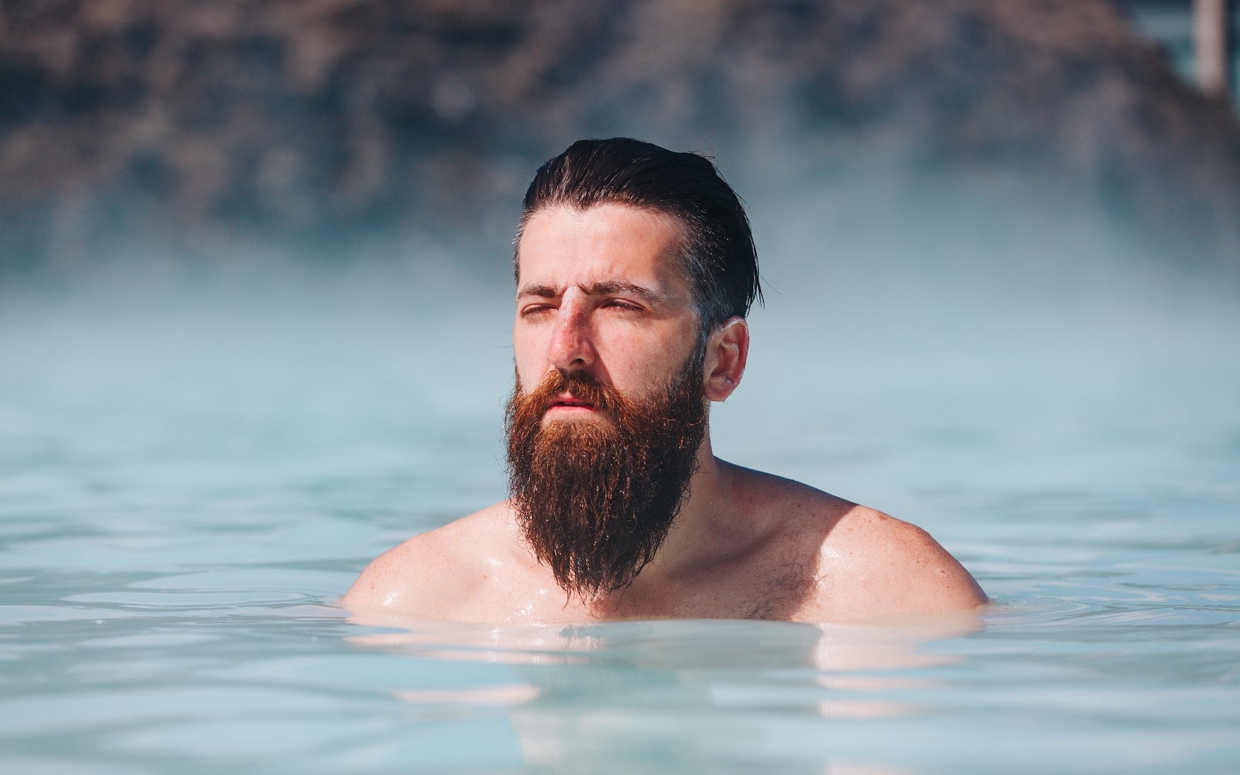 mann in Blauer Lagune in Island