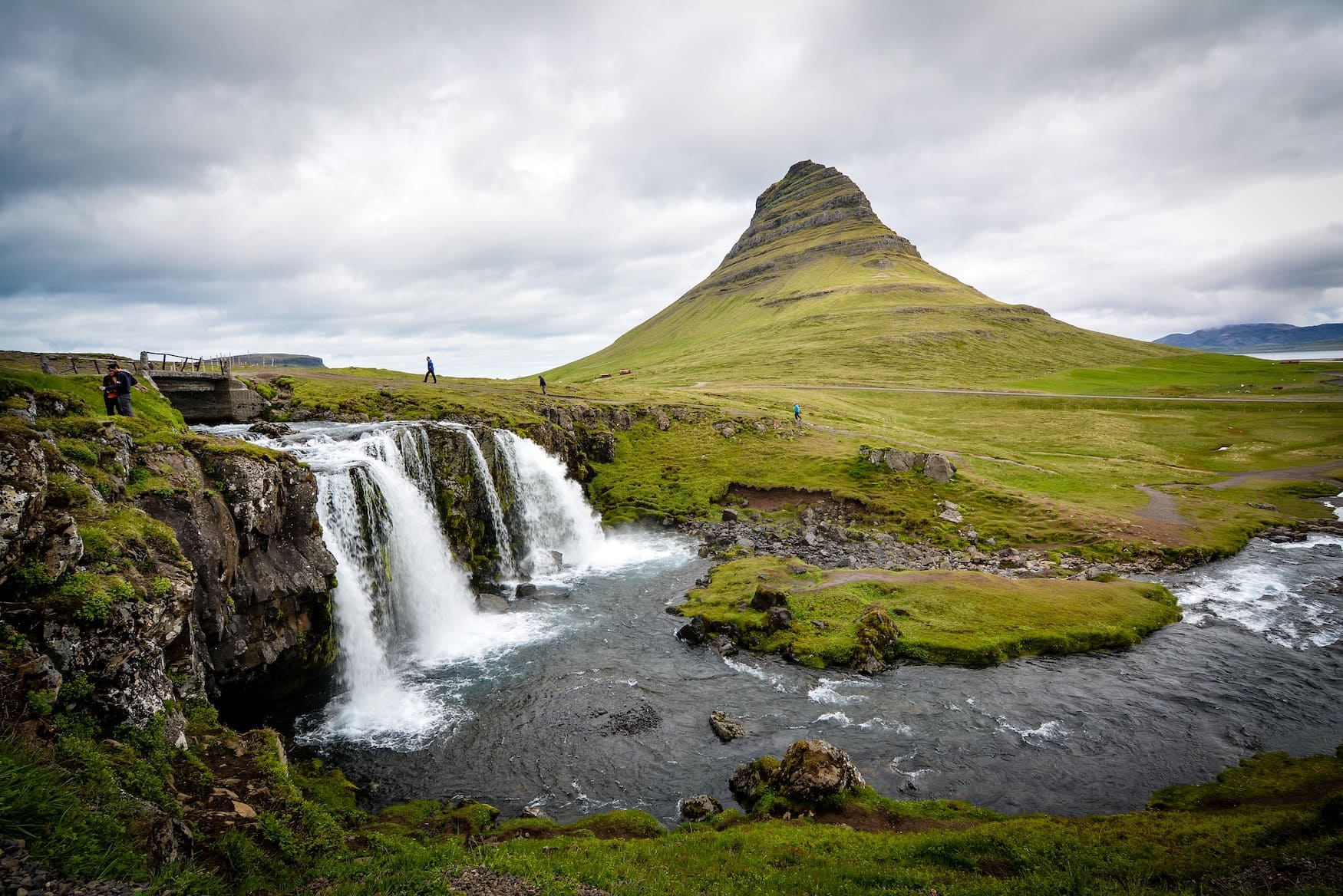 Wasserfall und Fels auf Island