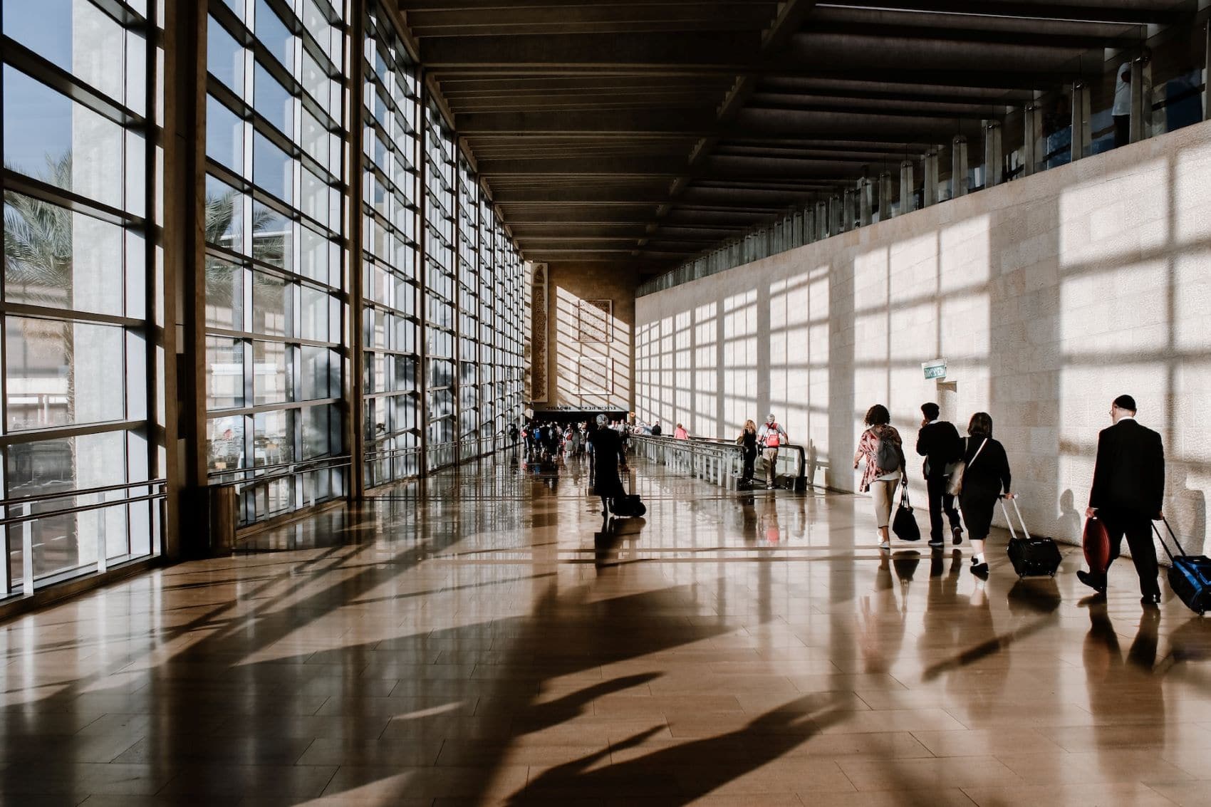 Reisende im Flughafen