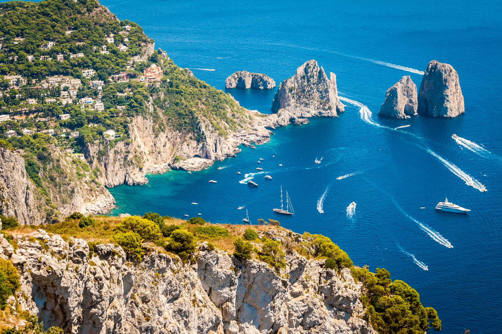 Blick auf vier Faraglioni auf Capri
