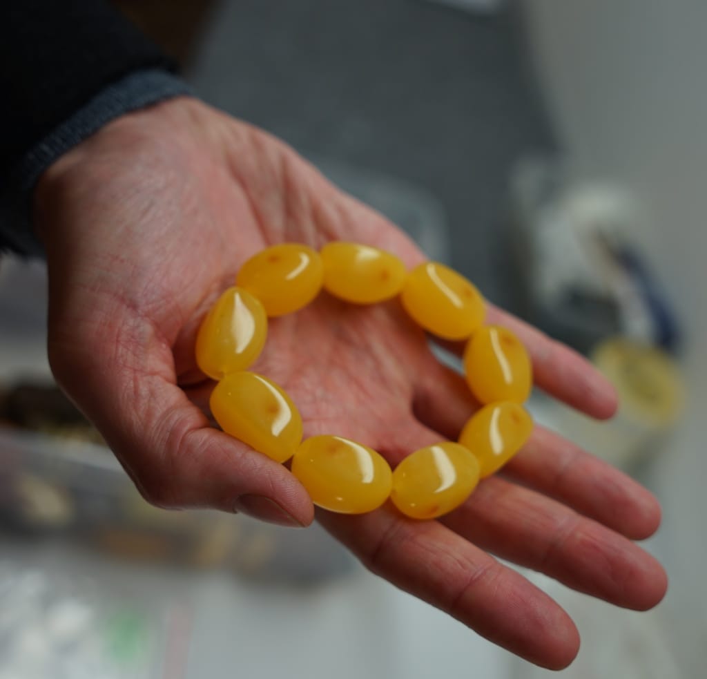 Gefälschtes bBrstein-Armband