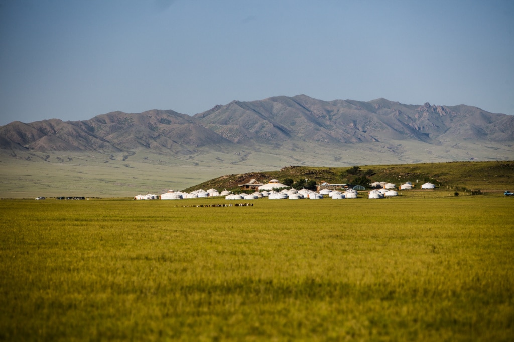 Willkommen in der Three Camels Lodge in der Wüste Gobi, die aus wenigen luxuriös eingerichteten, traditionell mongolischen Zelten besteht.