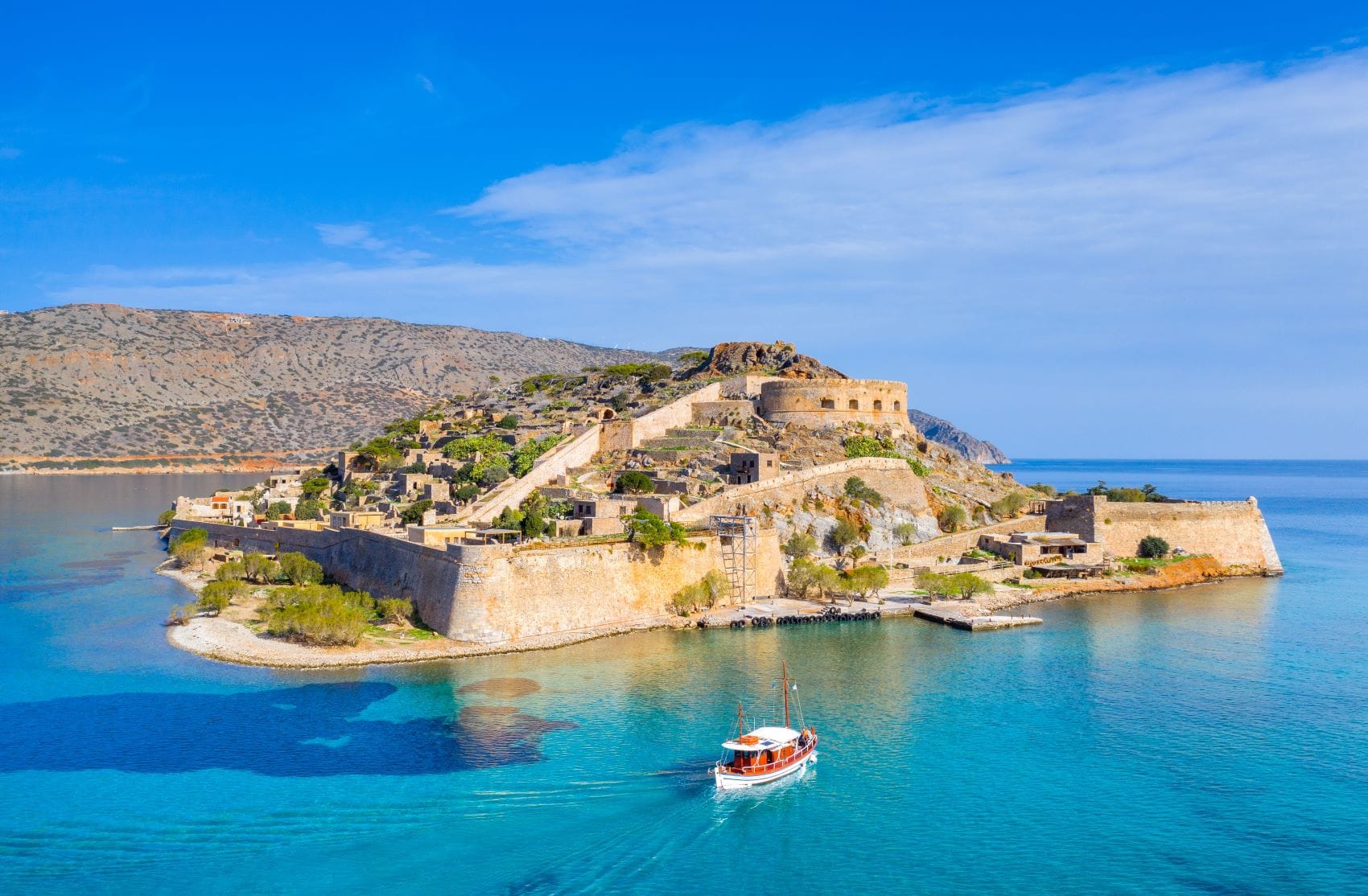 Touristenboot vor Insel Spinalonga in Griechenland 