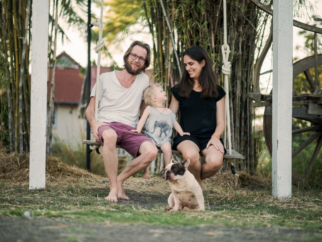 Marianna Hillmer und Johannes Klaus mit Kind und Hund in Thailand