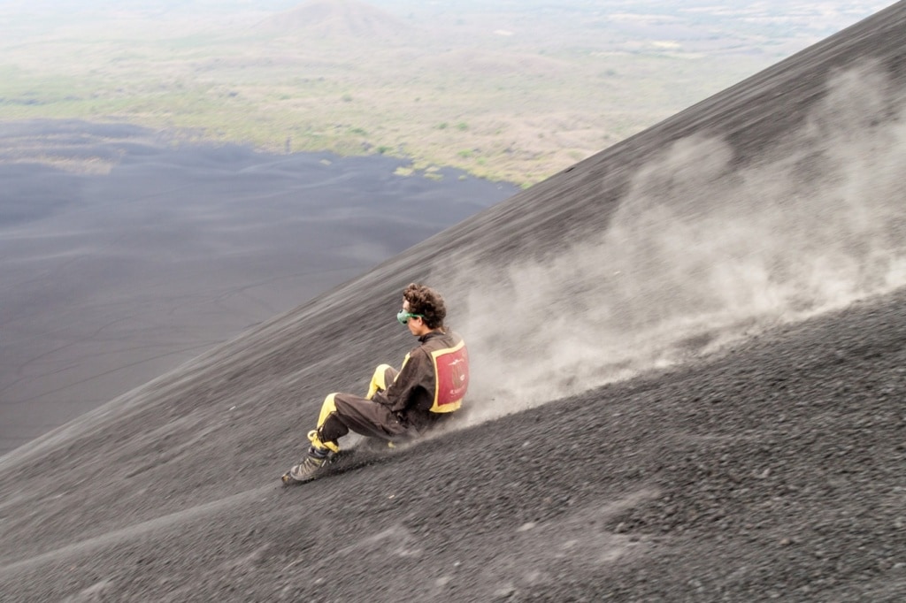 In Nicaragua lässt es sich Vulkane hinuntersurfen!