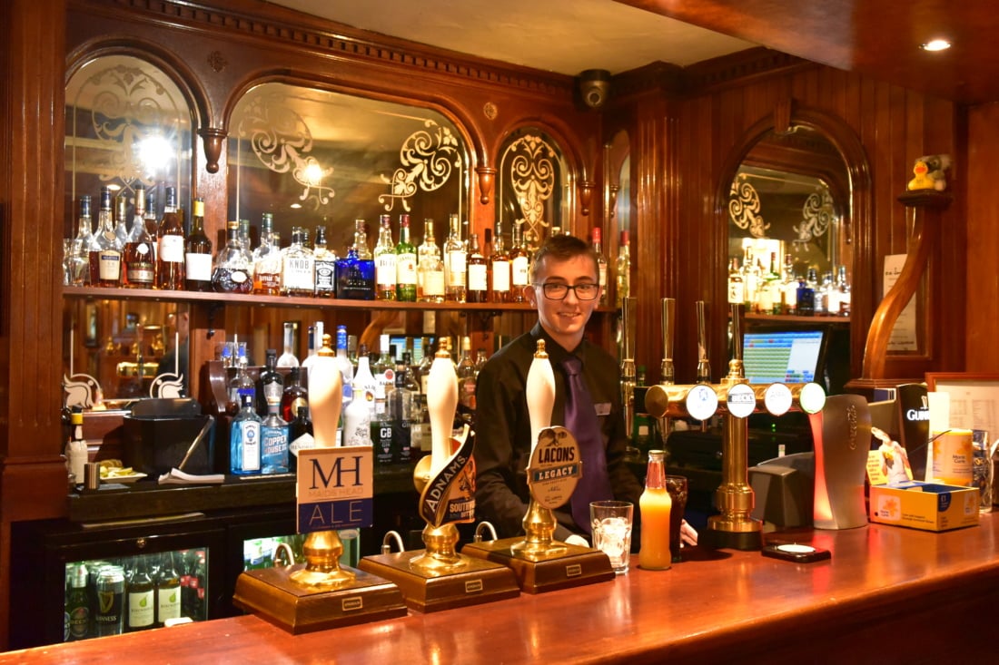 Barkeeper in einem Pub in Norfolk