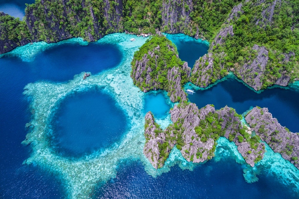 El Nido im Norden Palawans auf den Philippinen wird von unzähligen kleinen Buchten zwischen Kalksteinfelsen umrahmt.