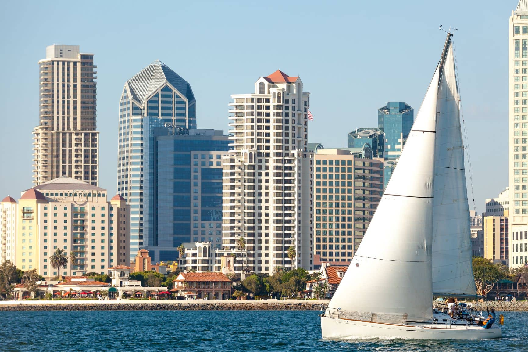 Segelboot vor Skyline San Diegos