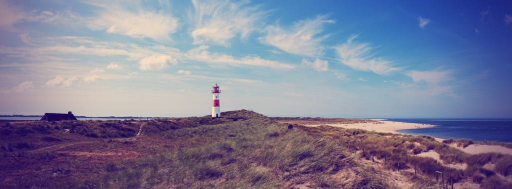 Strand mit Leuchtturm auf Sylt