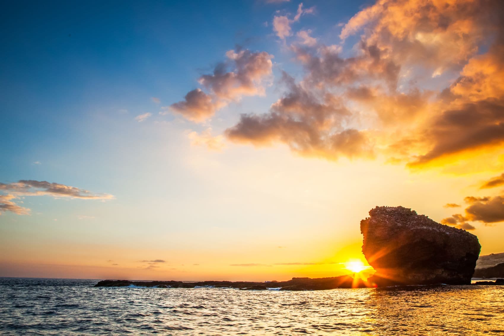 Sonnenuntergang am Sweetheart Rock auf Hawaii