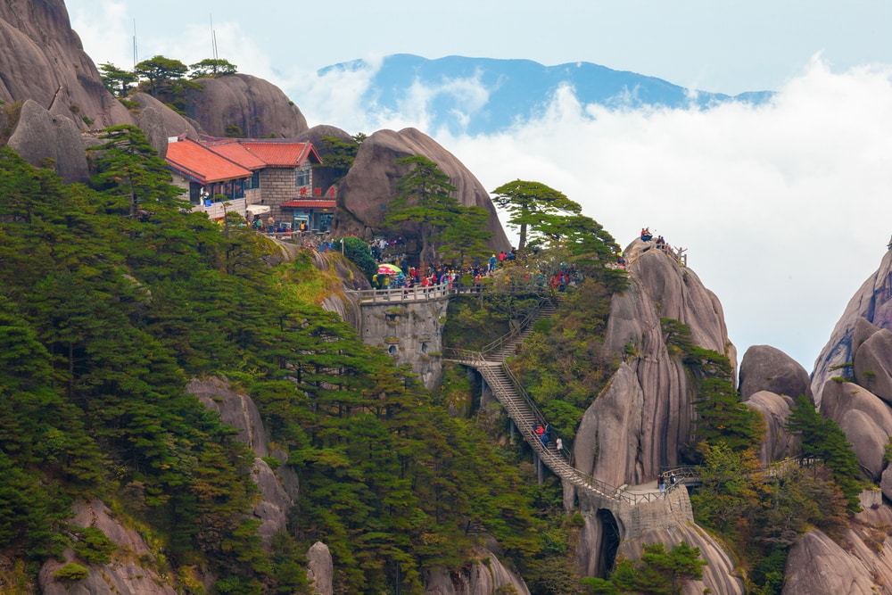 Die Aussicht vom The Jade Screen Tower Hotel auf dem Yuping Mountain ist den Aufstieg wert.