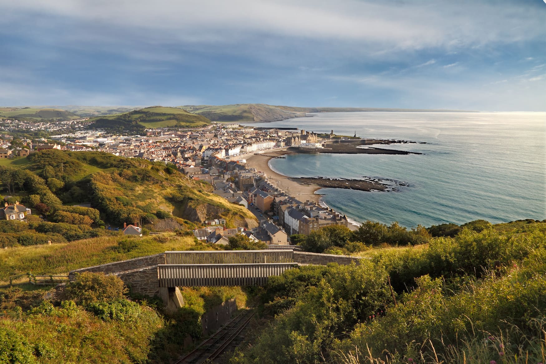 Lange Strände und Burgen an der Küste von Aberystwyth