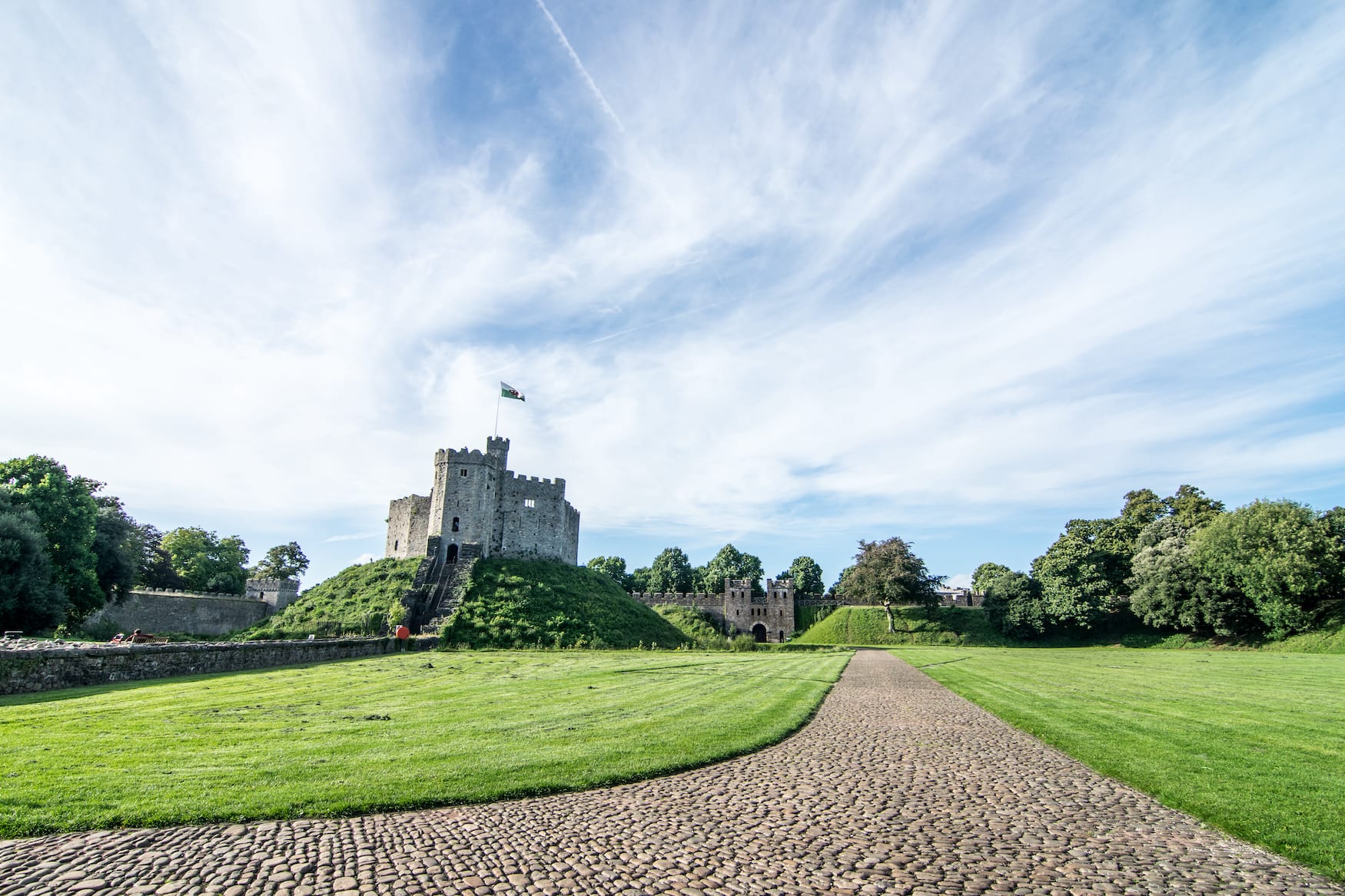 Das Cardiff Castle in Cardiff an sonnigem Tag