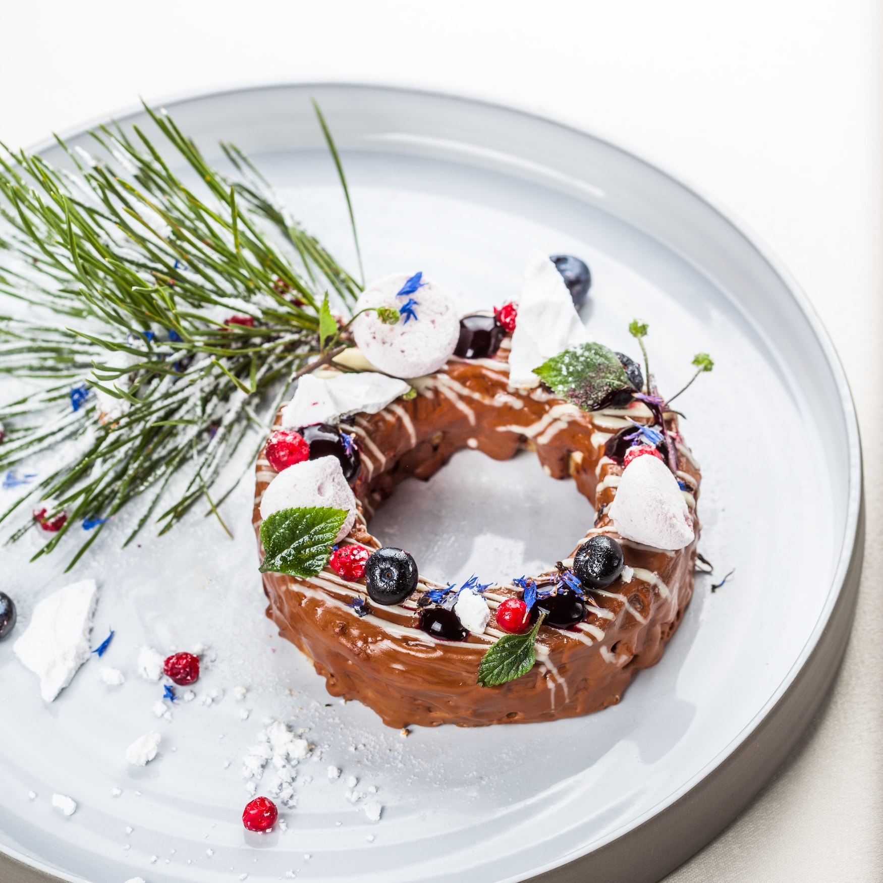 Dessert-Kuchen aus Schokolade, dekoriert mit Waldbeeren