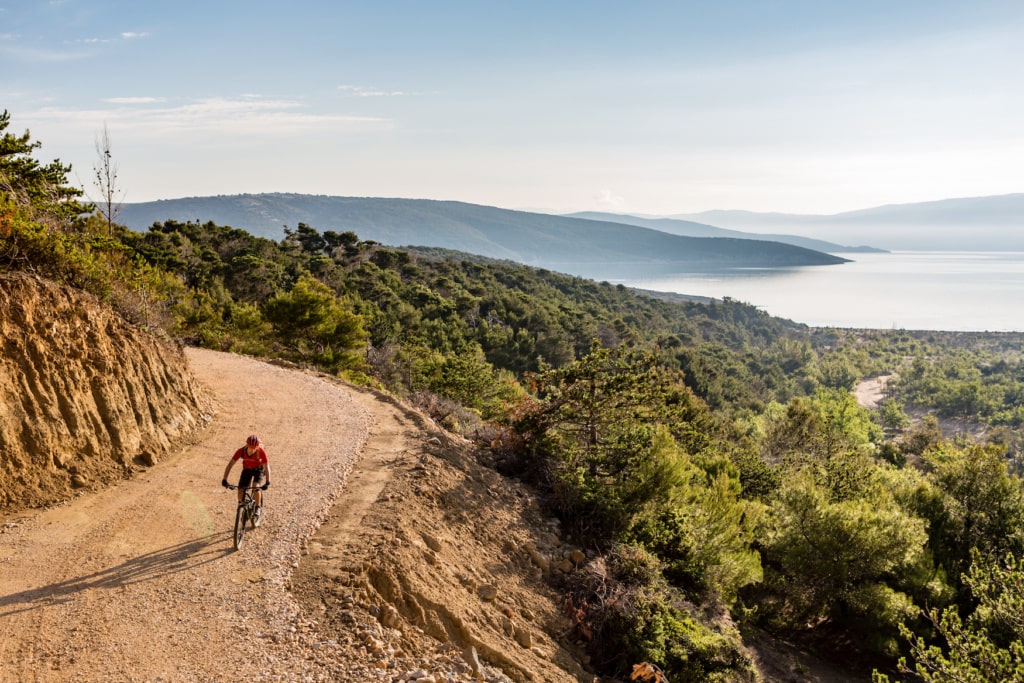 Mountainbiker auf Küstenstraße in Kroatien