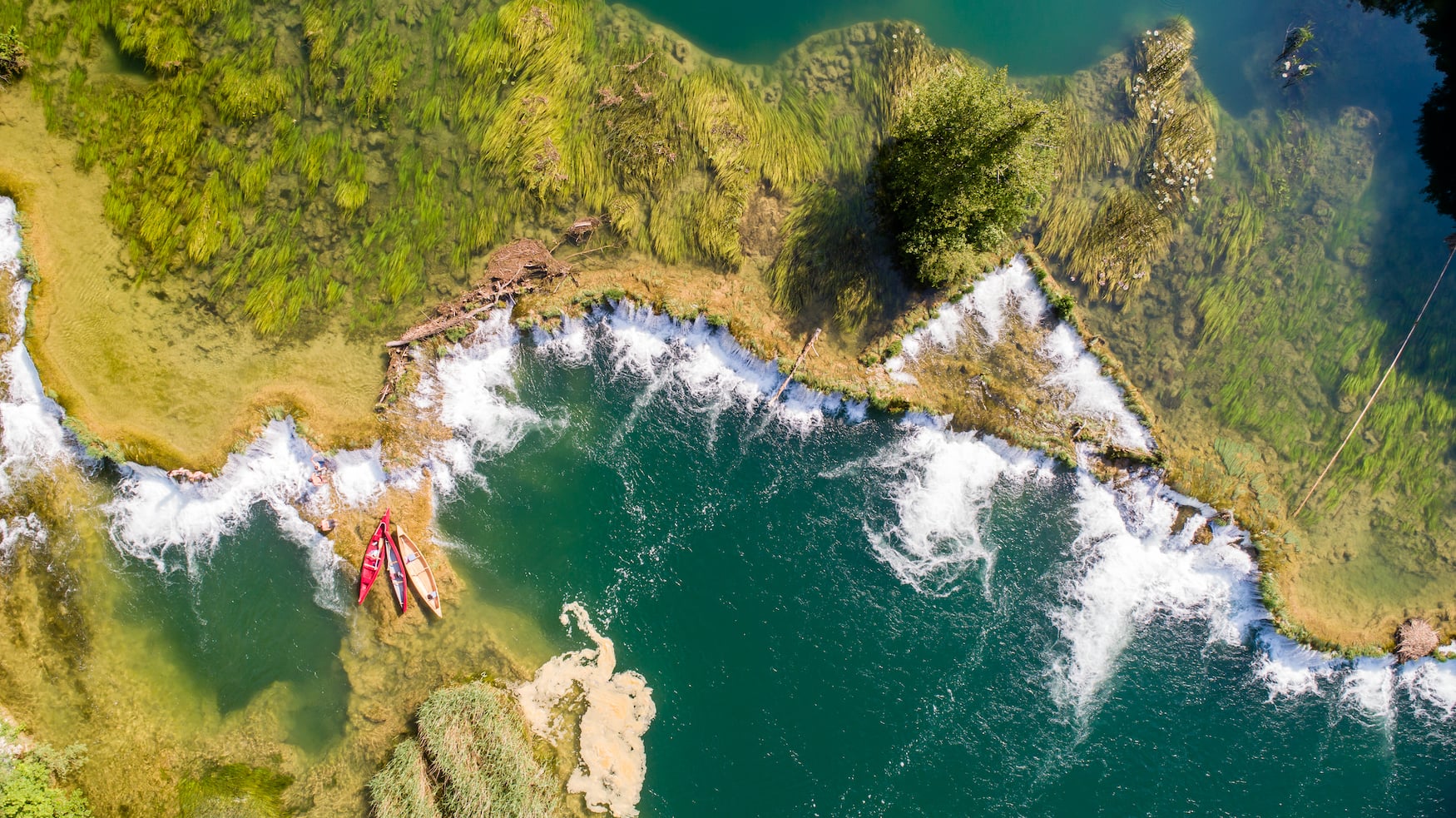 Bei einem Aktivurlaub in Kroatien gehört eine Kanutour über den Mreznica-Fluss dazu