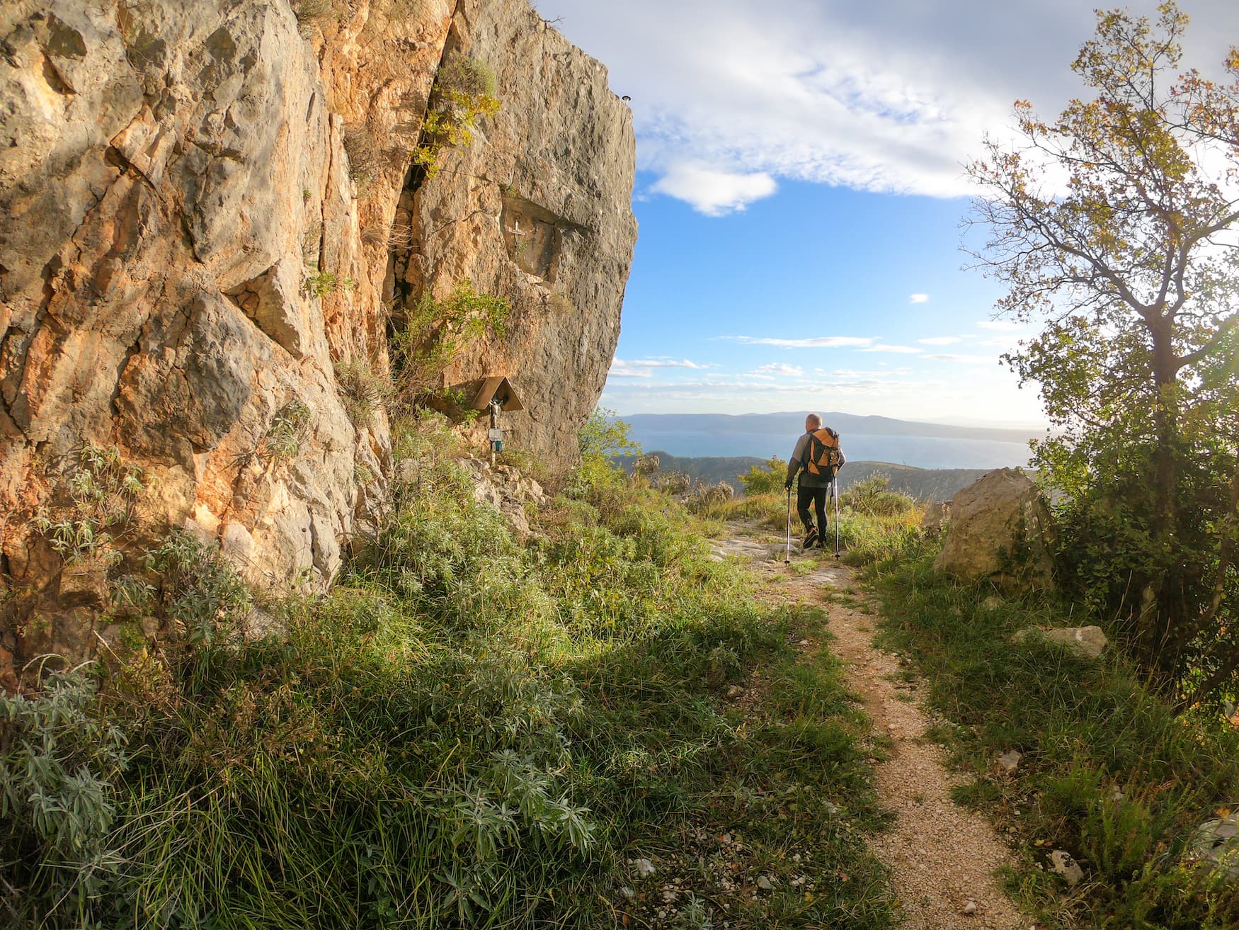 Mann wandert durch den Nationalpark Nördlicher Verleibt in Kroatien