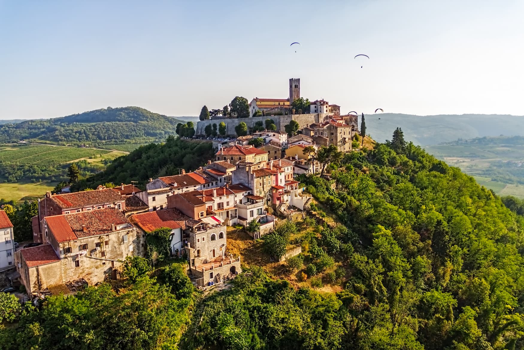 Paragliding in Motovun: So macht der Aktivurlaub in Kroatien Spaß
