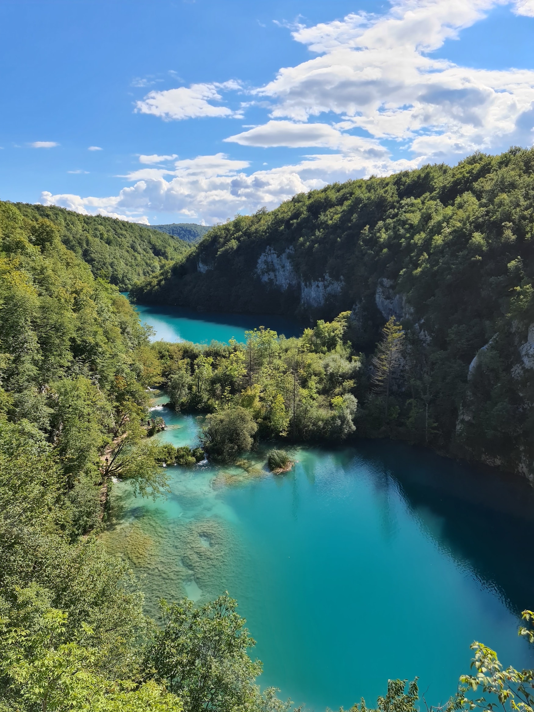Aussicht auf türkisfarbenen Fluss im Plitvice Nationalpark