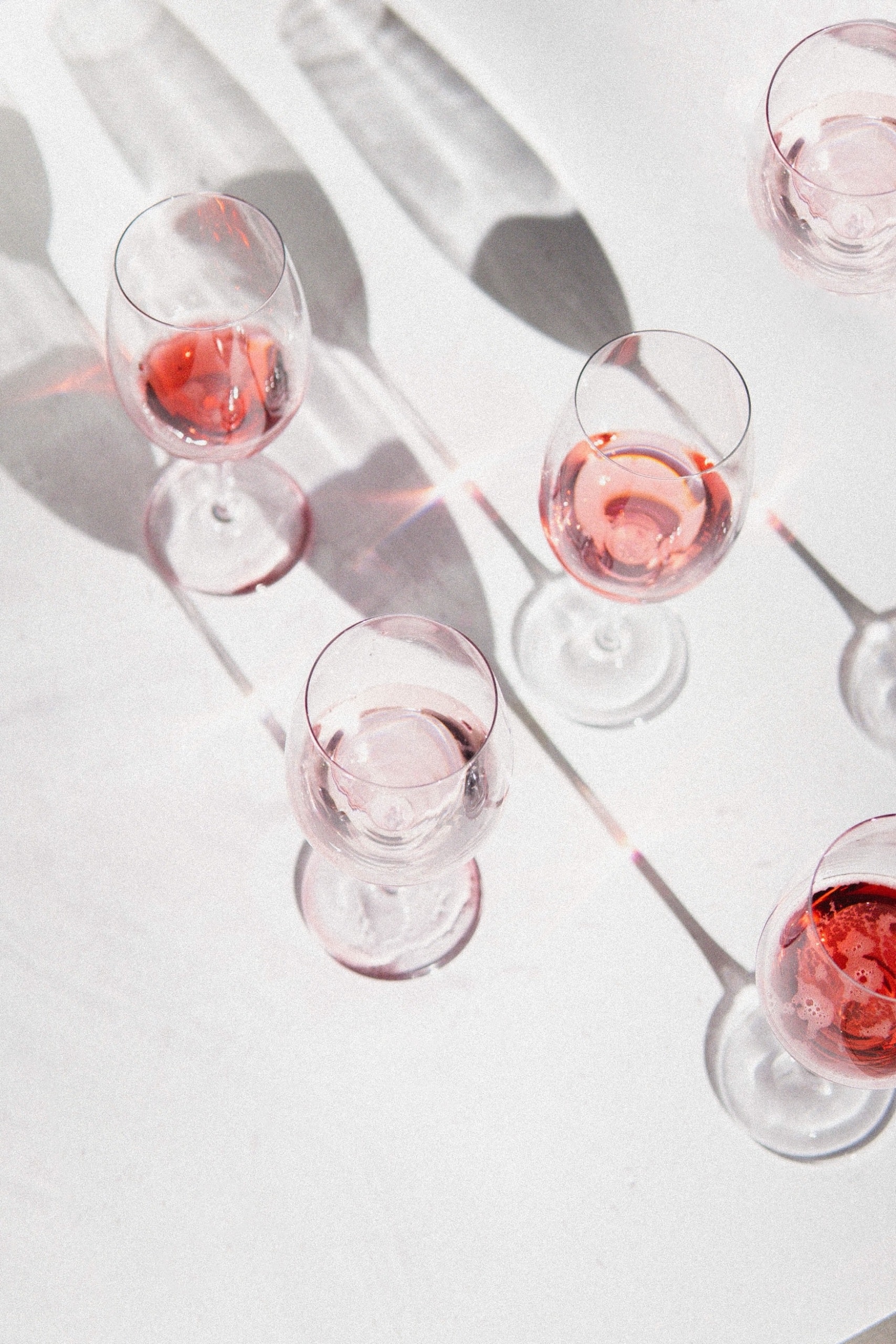 Weingläser gefüllt mit Rosé-Wein