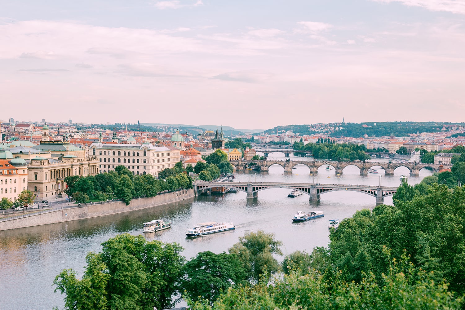 Blick auf die Karlsbrücke in Prag