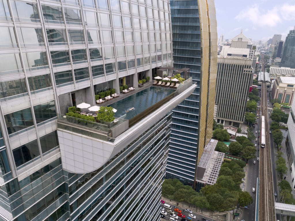 Der Infinity-Pool im Okura Prestige bietet unglaubliche Blicke über Bangkok.