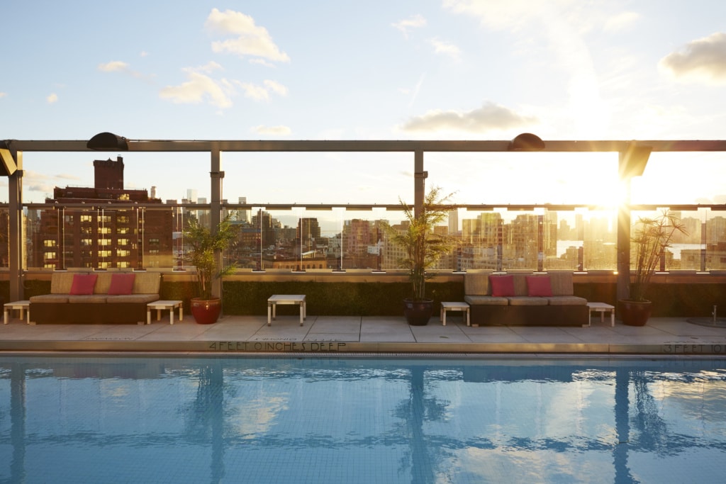 Hoch über den Dächern New Yorks schwimmt es sich im Gansevoort Hotel.