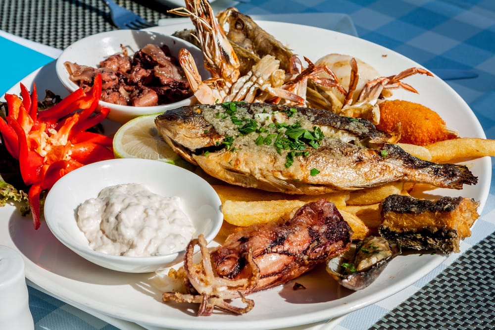 Essen auf Zypern: große Fischplatte