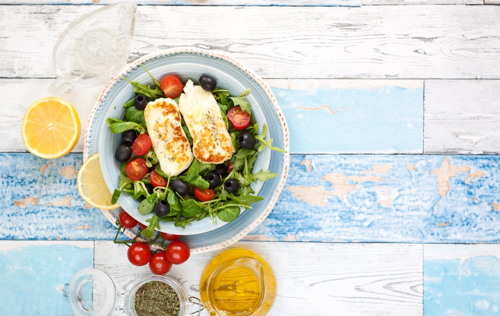 Essen auf Zypern: Halloumi-Käse mit Salat