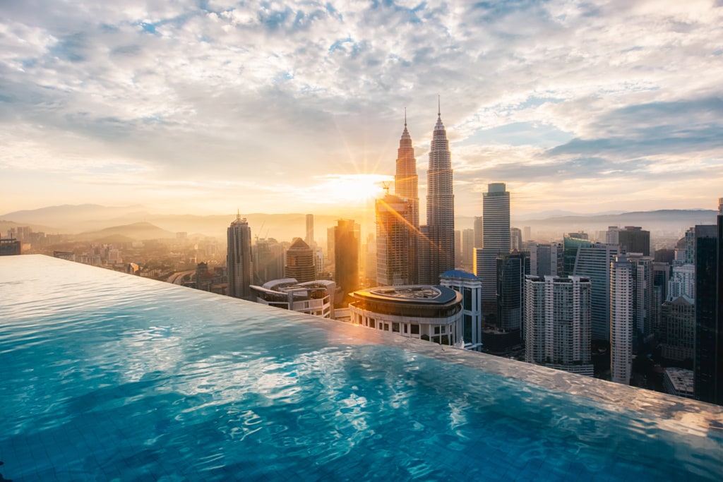 Der Rooftop-Pool der The Face Suites in Kuala Lumpur hat freien Blick auf die Petronas Towers.