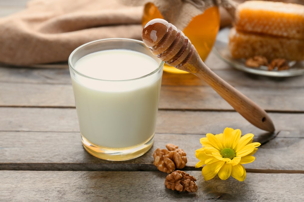 Hausmittel gegen Urlaubskrankheiten: heiße Milch mit Honig