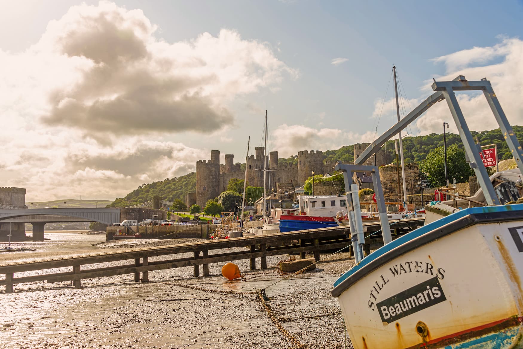 Hafen in Cowy, Wales mit einem der Schlösser im Hintergrund 
