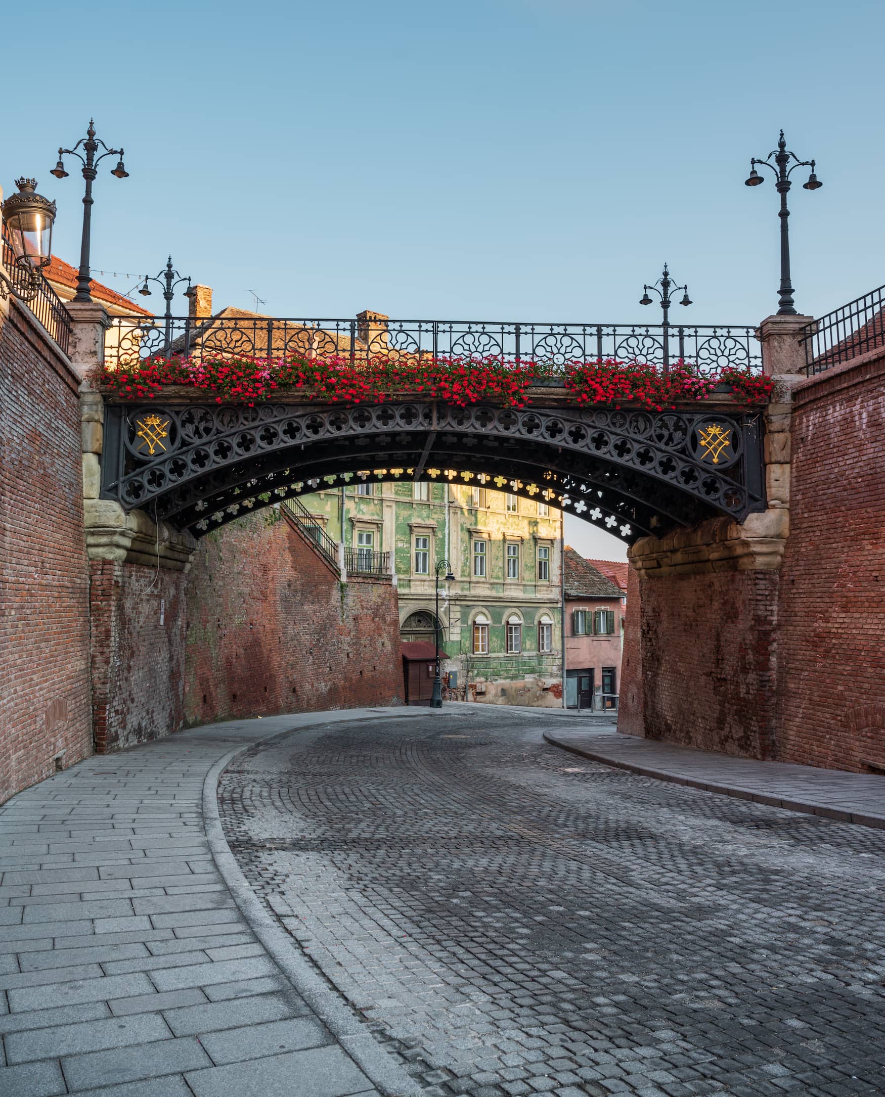 Über die Lügenbrücke in Sibiu solltet ihr bei einer Reise nach Transsilvanien spaziert sein