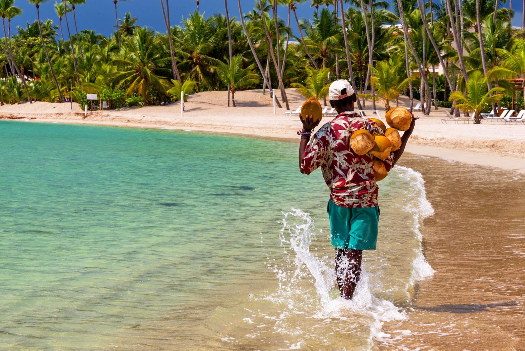 Kokosnussverkäufer am Playa Juan Dolio in der Dominikanischen Republik 