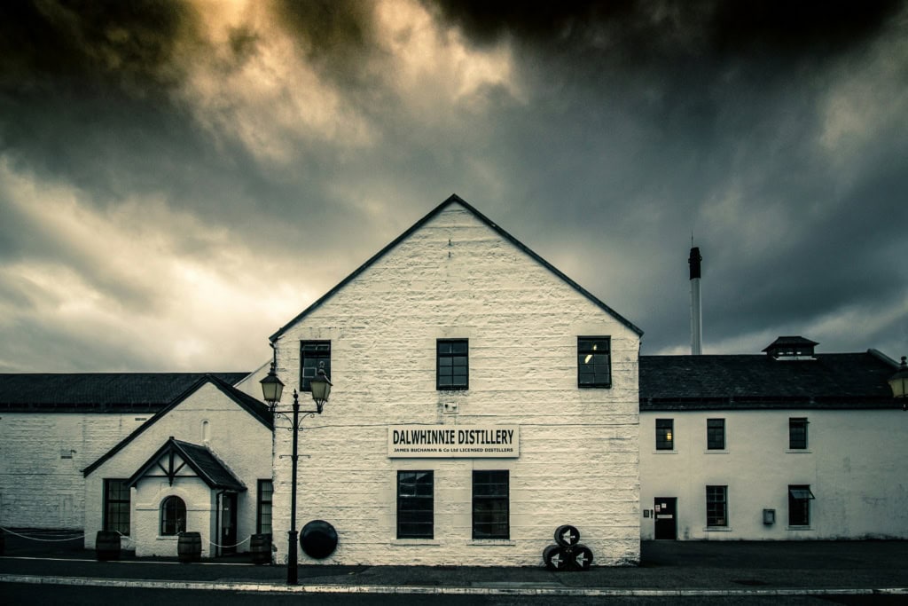 Distillerie bei schlechtem Wetter in Speyside Schottland