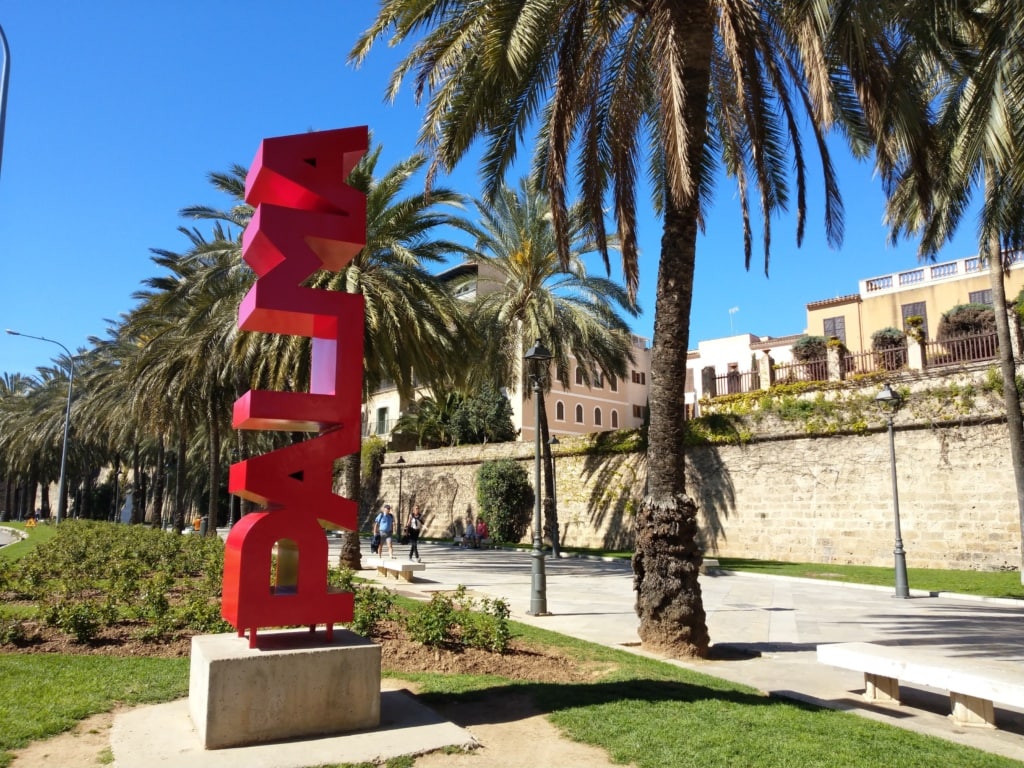 Selfie auf Mallorca: Palma-Schriftzug in der Hauptstadt